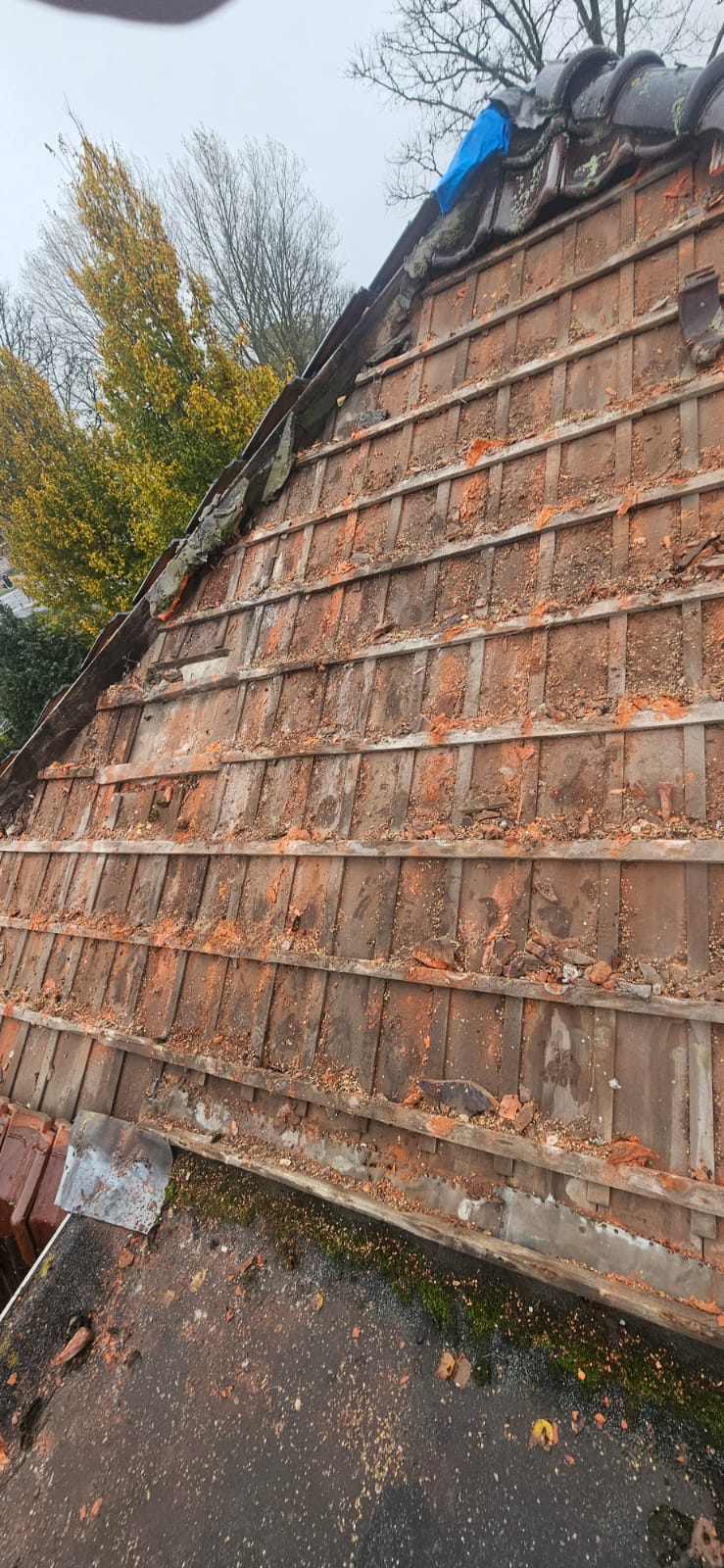 Dakconstructie open tijdens spoedwerk