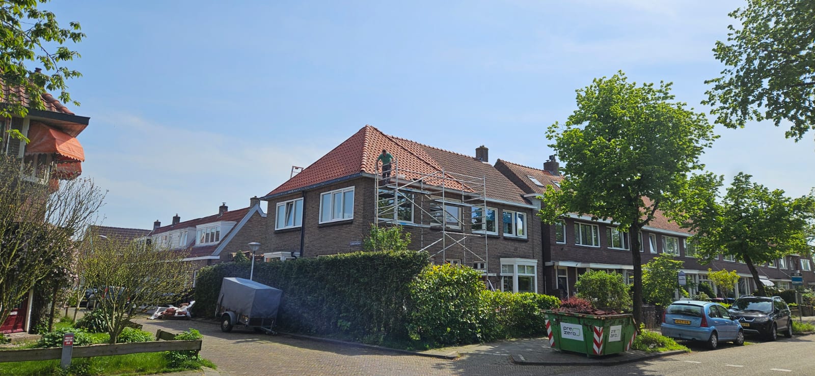 Dakdokter Noord aan het werk op een woning in Groningen