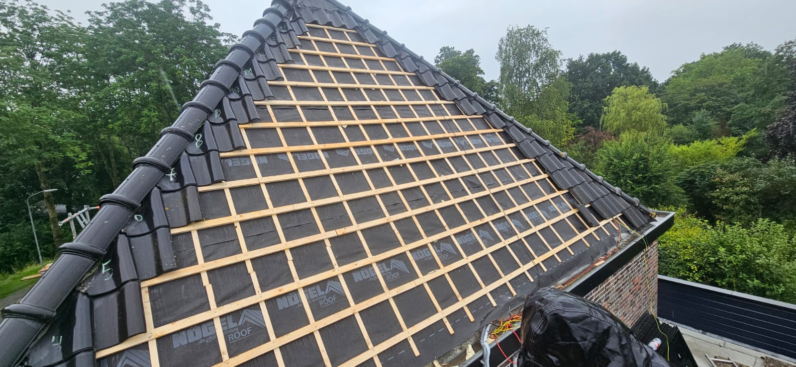 Schuindak renovatie na stormschade door Dakdokter Noord